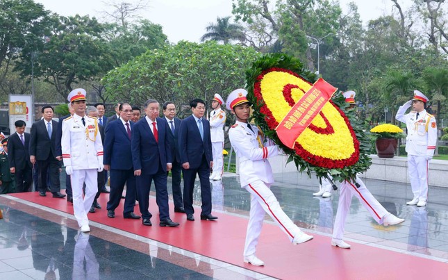 Lãnh đạo Đảng, Nhà nước viếng Chủ tịch Hồ Chí Minh và các Anh hùng liệt sĩ ảnh 3