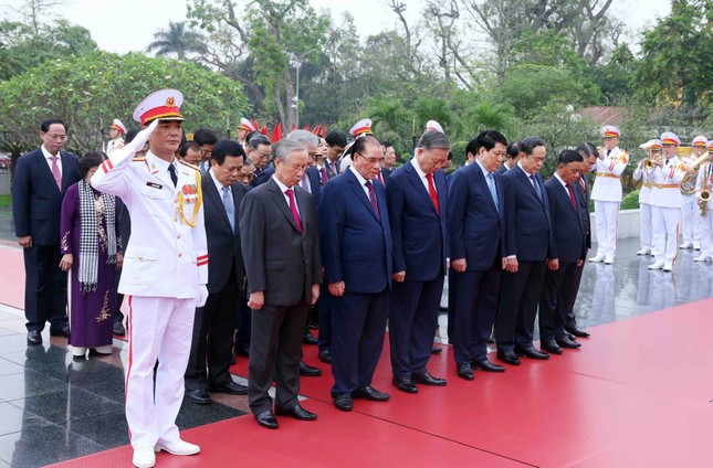 Lãnh đạo Đảng, Nhà nước viếng Chủ tịch Hồ Chí Minh và các Anh hùng liệt sĩ ảnh 4