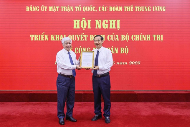 Triển khai quyết định của Bộ Chính trị về công tác cán bộ ảnh 1