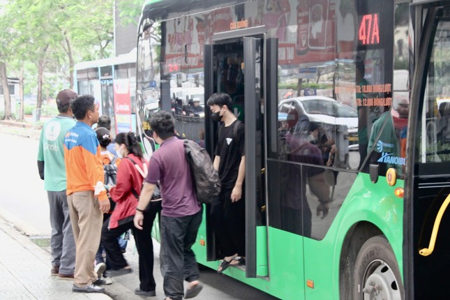 Hà Nội: Cảnh nhếch nhác tại trạm trung chuyển xe buýt Long Biên ảnh 9