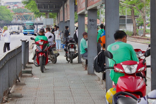 Hà Nội: Cảnh nhếch nhác tại trạm trung chuyển xe buýt Long Biên ảnh 10
