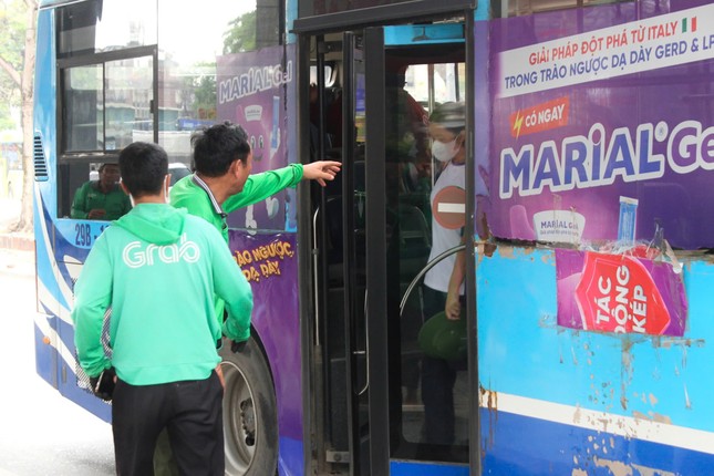 Hà Nội: Cảnh nhếch nhác tại trạm trung chuyển xe buýt Long Biên ảnh 12