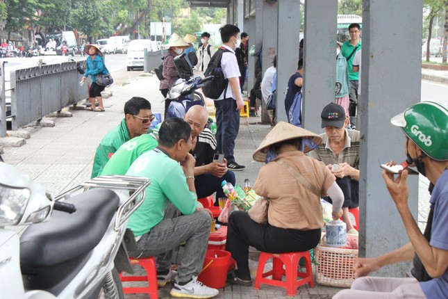 Hà Nội: Cảnh nhếch nhác tại trạm trung chuyển xe buýt Long Biên ảnh 13