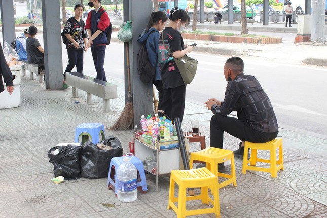 Hà Nội: Cảnh nhếch nhác tại trạm trung chuyển xe buýt Long Biên ảnh 14