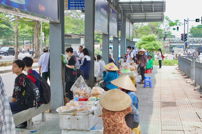 Hà Nội: Cảnh nhếch nhác tại trạm trung chuyển xe buýt Long Biên ảnh 15