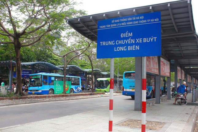 Hà Nội: Cảnh nhếch nhác tại trạm trung chuyển xe buýt Long Biên ảnh 1