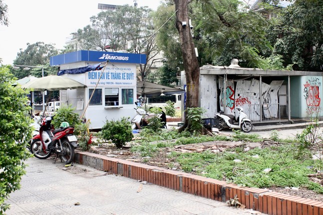 Hà Nội: Cảnh nhếch nhác tại trạm trung chuyển xe buýt Long Biên ảnh 2