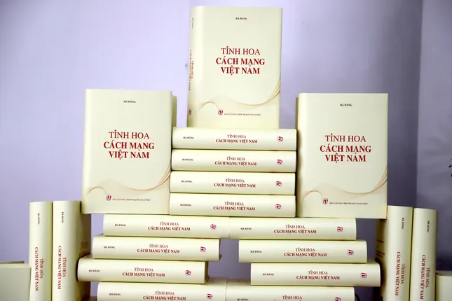Ra mắt cuốn sách &apos;Tinh hoa cách mạng Việt Nam&apos; ảnh 2