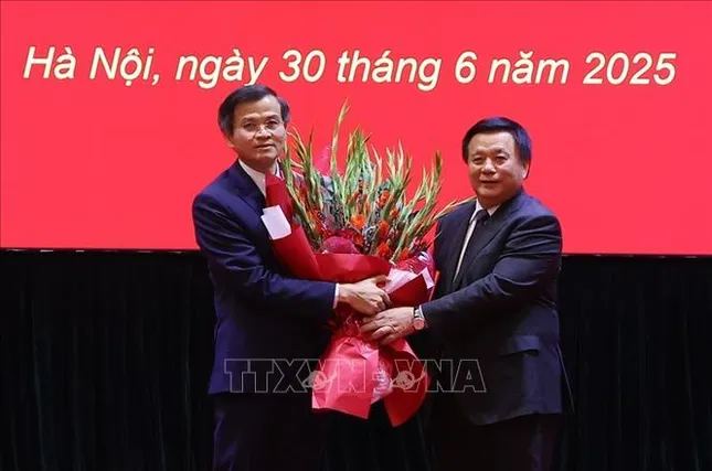Triển khai các quyết định của Bộ Chính trị về công tác cán bộ ảnh 1