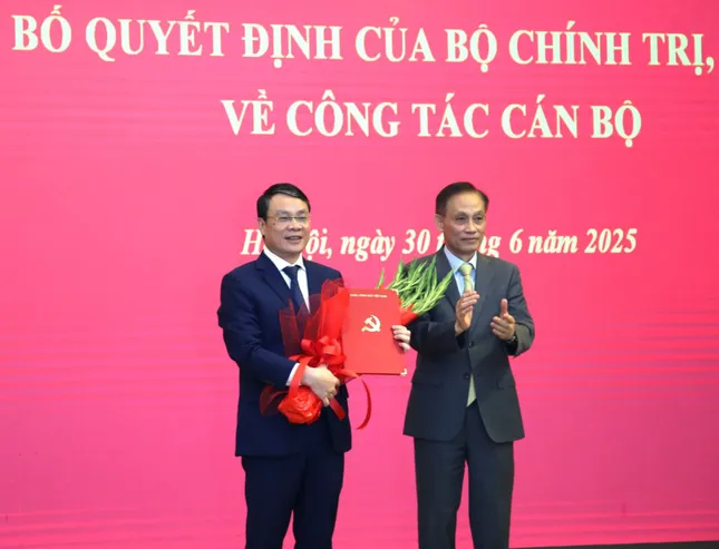 Triển khai các quyết định của Bộ Chính trị về công tác cán bộ ảnh 3