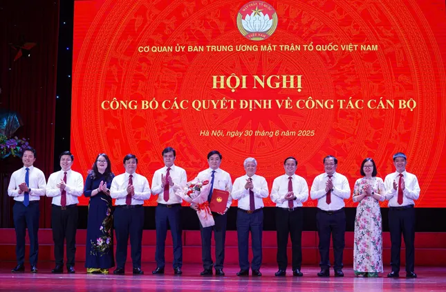 Công bố quyết định về công tác cán bộ tại Cơ quan Uỷ ban Trung ương MTTQ Việt Nam ảnh 6