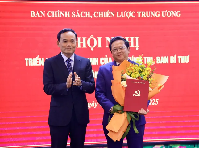 Trao quyết định bổ nhiệm hai Phó Trưởng Ban Chính sách, chiến lược Trung ương ảnh 2