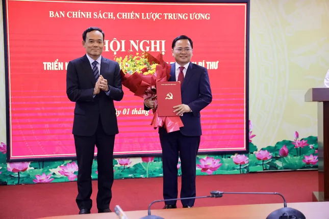 Trao quyết định bổ nhiệm hai Phó Trưởng Ban Chính sách, chiến lược Trung ương ảnh 1
