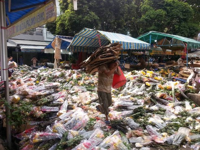 Hoa tươi ở Sài Gòn ế ẩm chất đống chờ xe gom rác ảnh 4