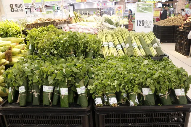 Siêu thị ở Sài Gòn dùng lá chuối gói thực phẩm thay nilon ảnh 1