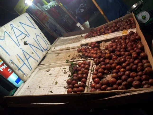 Mận hậu giá rẻ bán ngập chợ Sài Gòn ảnh 4