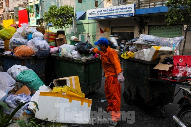 Rối bời ngày đầu &apos;cân rác tính tiền&apos; ở TPHCM ảnh 1