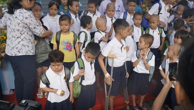 Lễ khai giảng đặc biệt trong bệnh viện của bệnh nhi ung thư ảnh 6