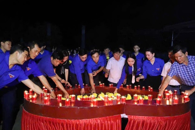 Tuổi trẻ Hà Tĩnh thắp nến tri ân cố Tổng Bí thư Hà Huy Tập ảnh 1