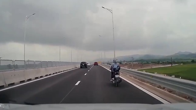 Tài xế lo lắng vì cao tốc qua Hà Tĩnh xuất hiện gia súc và người đi xe máy ảnh 2