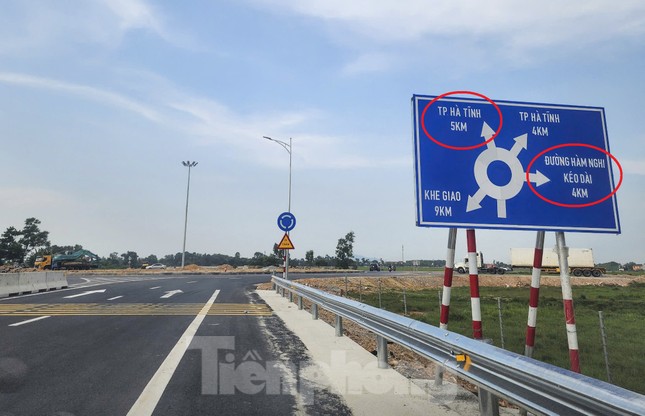 Khắc phục vạch kẻ đường, biển báo dễ nhầm trên cao tốc qua Hà Tĩnh ảnh 3
