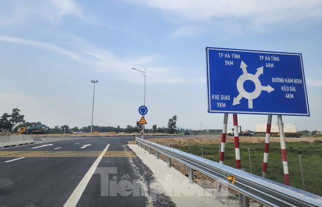 Khắc phục vạch kẻ đường, biển báo dễ nhầm trên cao tốc qua Hà Tĩnh ảnh 4
