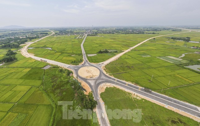 Khắc phục vạch kẻ đường, biển báo dễ nhầm trên cao tốc qua Hà Tĩnh ảnh 2