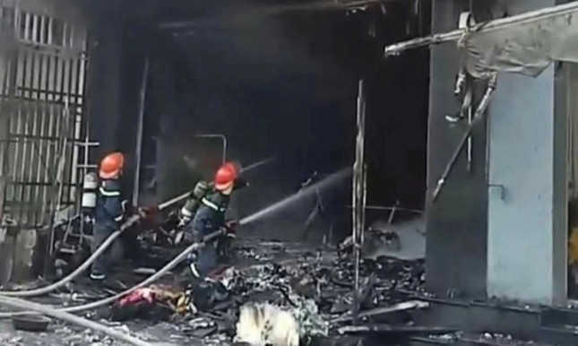 CLIP: Cửa hàng bốc cháy, 4 người đang ngủ thoát chết nhờ tiếng hô hoán ảnh 2