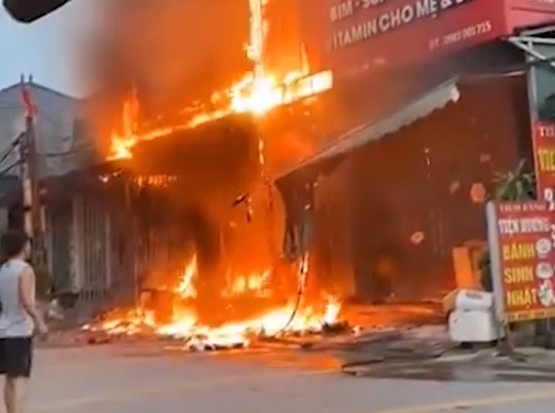 CLIP: Cửa hàng bốc cháy, 4 người đang ngủ thoát chết nhờ tiếng hô hoán ảnh 1