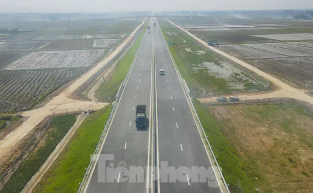 ‘Giật mình’ thấy người đi xe máy, gia súc trên cao tốc Hà Tĩnh ảnh 3