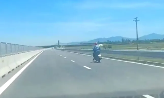 ‘Giật mình’ thấy người đi xe máy, gia súc trên cao tốc Hà Tĩnh ảnh 1