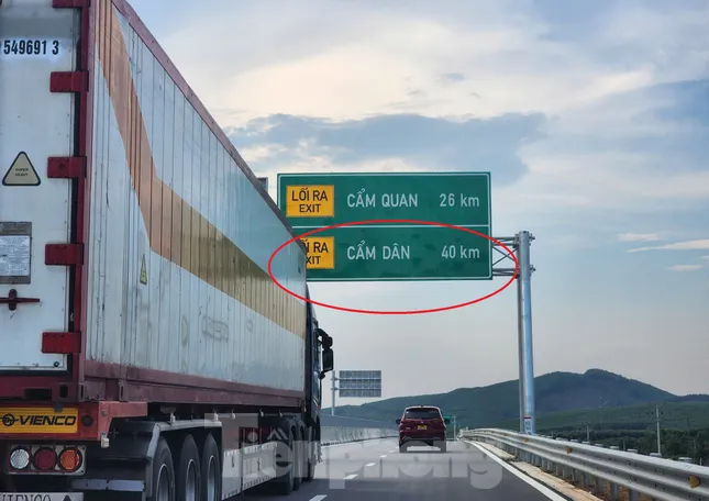 Khó hiểu biển báo địa danh ‘lạ’ trên cao tốc Hà Tĩnh ảnh 1