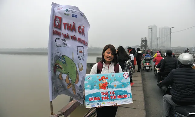 Giới trẻ Hà thành giúp người dân thả cá tiễn ông Táo ảnh 2