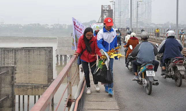 Giới trẻ Hà thành giúp người dân thả cá tiễn ông Táo ảnh 6