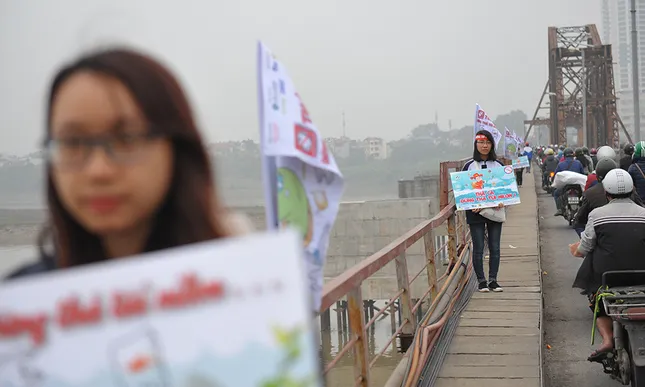 Giới trẻ Hà thành giúp người dân thả cá tiễn ông Táo ảnh 3