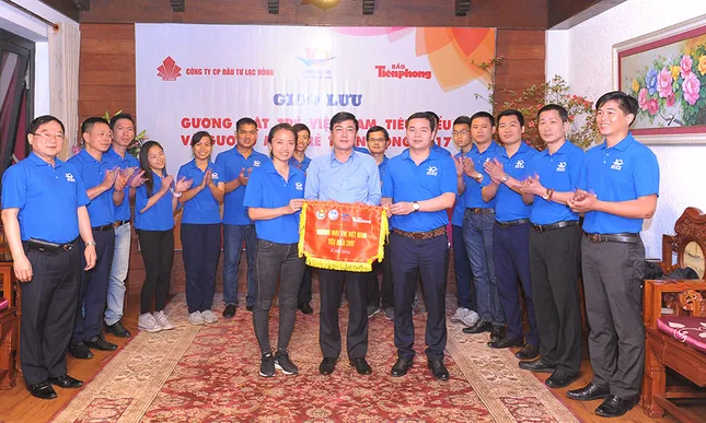 Tài năng trẻ Việt Nam về đất Tổ báo công ảnh 20