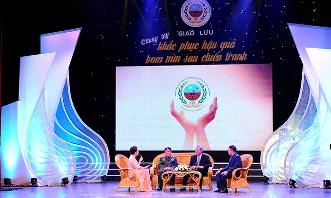 Thủ tướng Nguyễn Xuân Phúc: Quyết liệt khắc phục hậu quả bom mìn ảnh 2
