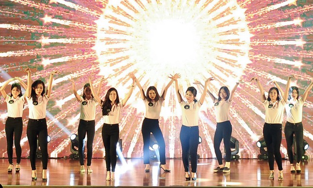 Nữ sinh mạnh mẽ bên voi Tây Nguyên trong chung kết Miss DAV 2018 ảnh 1