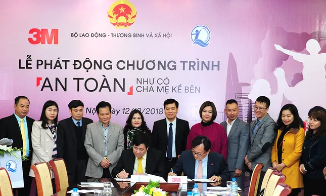 Tặng 3.000 bộ sản phẩm ứng dụng công nghệ bảo vệ trẻ em ảnh 2