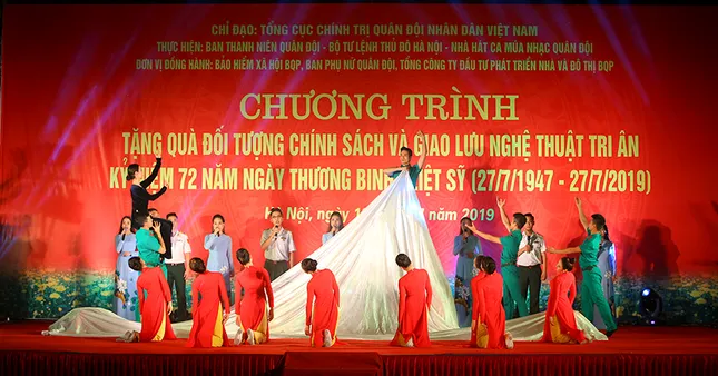 Đặc sắc chương trình tặng quà, giao lưu nghệ thuật tri ân thương binh, liệt sĩ ảnh 2