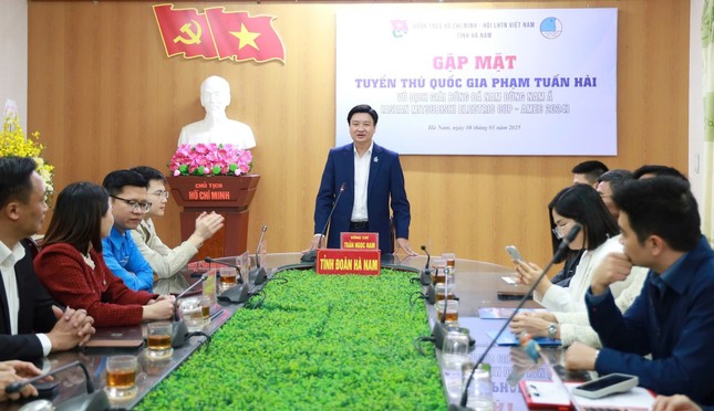 Tặng bằng khen tuyển thủ Quốc gia Phạm Tuấn Hải ảnh 2