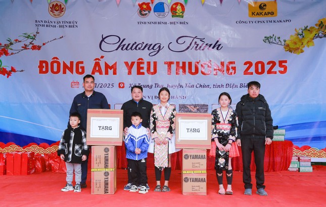 ‘Đông ấm yêu thương’ trao tặng nguồn lực gần 1 tỷ đồng tới trẻ em vùng cao ảnh 3