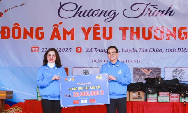 ‘Đông ấm yêu thương’ trao tặng nguồn lực gần 1 tỷ đồng tới trẻ em vùng cao ảnh 4