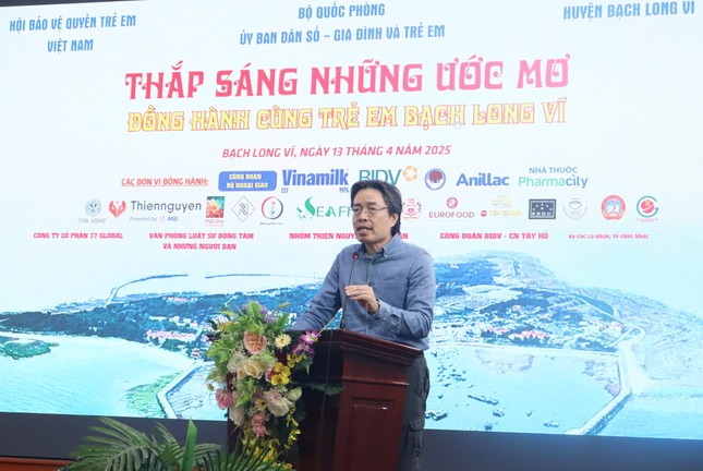 Trao tặng nhiều suất học bổng tới con em cán bộ, chiến sĩ công tác nơi biển đảo ảnh 1