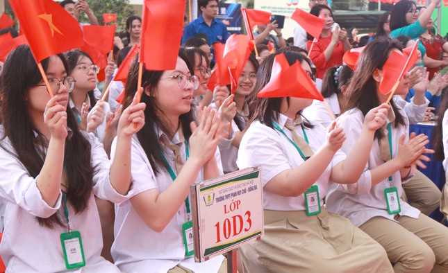 NSND Quang Thọ mang 'cung đàn mùa xuân' tiếp lửa Gen Z ảnh 6