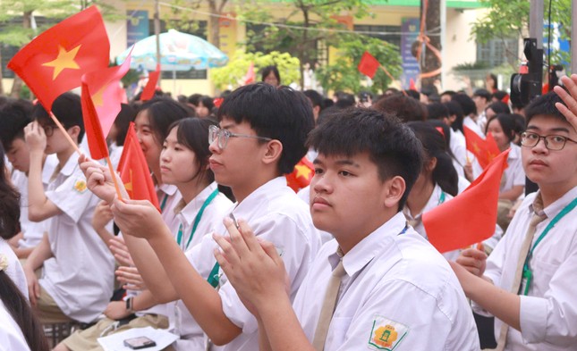 NSND Quang Thọ mang 'cung đàn mùa xuân' tiếp lửa Gen Z ảnh 7