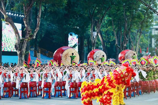 Gặp gen Z đánh trống sấm, múa cờ đại dịp đại lễ mừng non sông ảnh 2