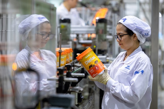 Thị trường nước ngoài lần đầu tiên đóng góp trên 20% doanh thu của Vinamilk ảnh 1