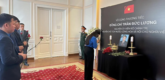 Đoàn công tác Trung ương Đoàn tại Liên bang Nga viếng nguyên Chủ tịch nước Trần Đức Lương ảnh 1