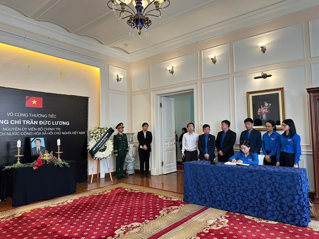 Đoàn công tác Trung ương Đoàn tại Liên bang Nga viếng nguyên Chủ tịch nước Trần Đức Lương ảnh 2